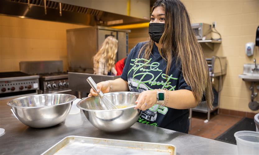 Culinary students bake pumpkin bread